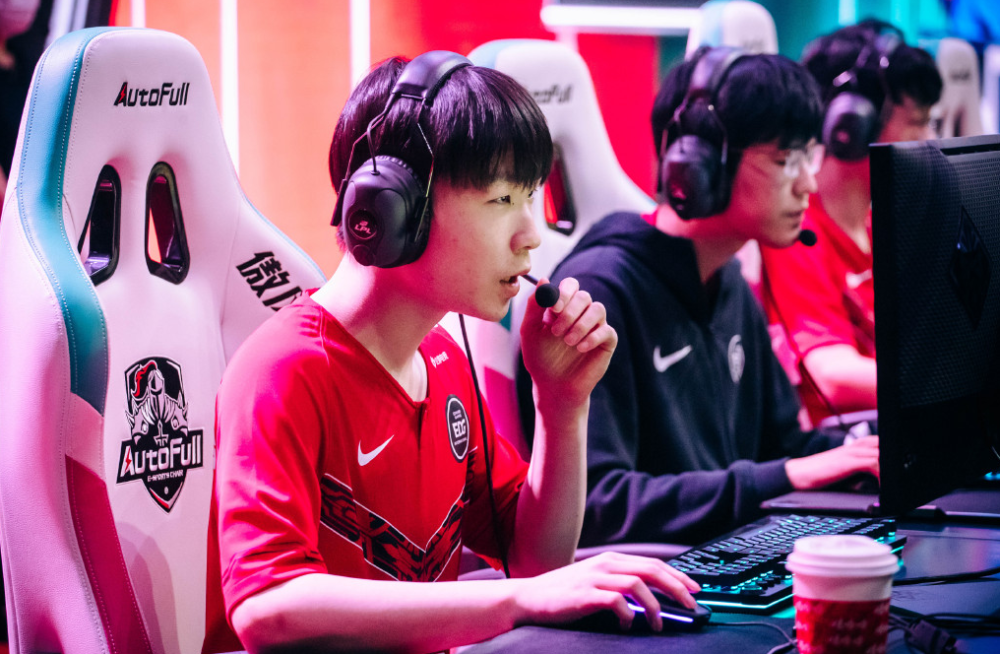 开云体育下载-GEN鏖战TL，Scout极限生还后反打激烈交锋小组赛，让粉丝疯狂欢呼