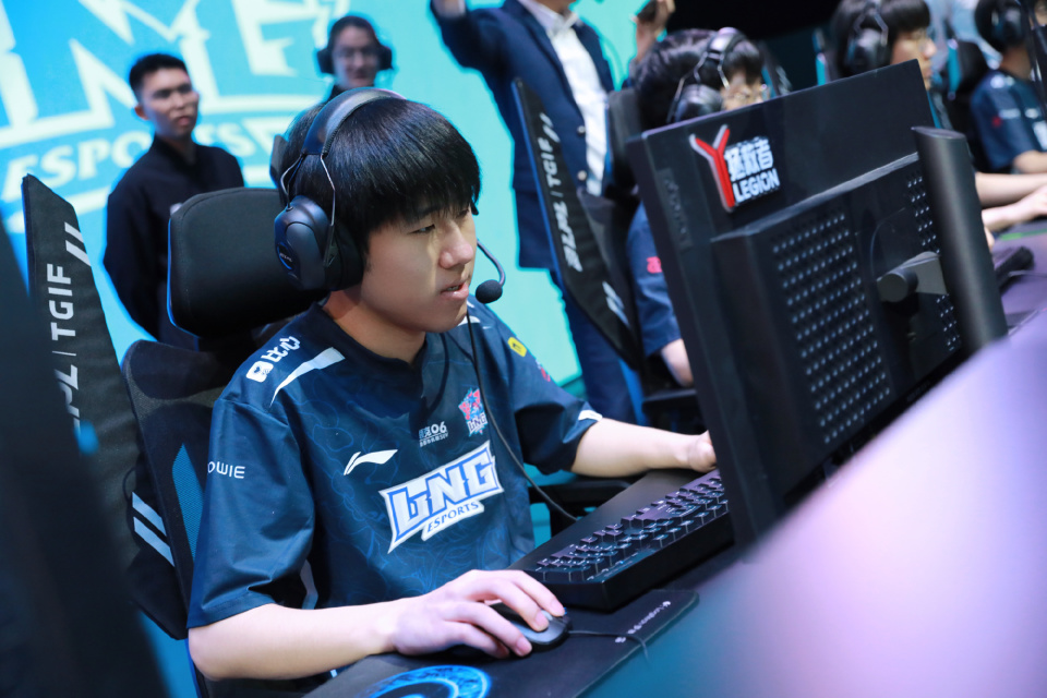 开云体育在线-CLG轻取KT，Lehends打出惊人五杀峡谷大战成都决赛之夜，让粉丝疯狂欢呼的简单介绍