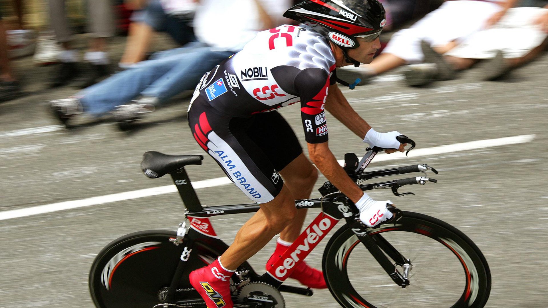 绿茵场的烽火与赛道上的青春，巴拉圭的坚韧与加维的崛起，体育世界如何同时书写两种胜利叙事？